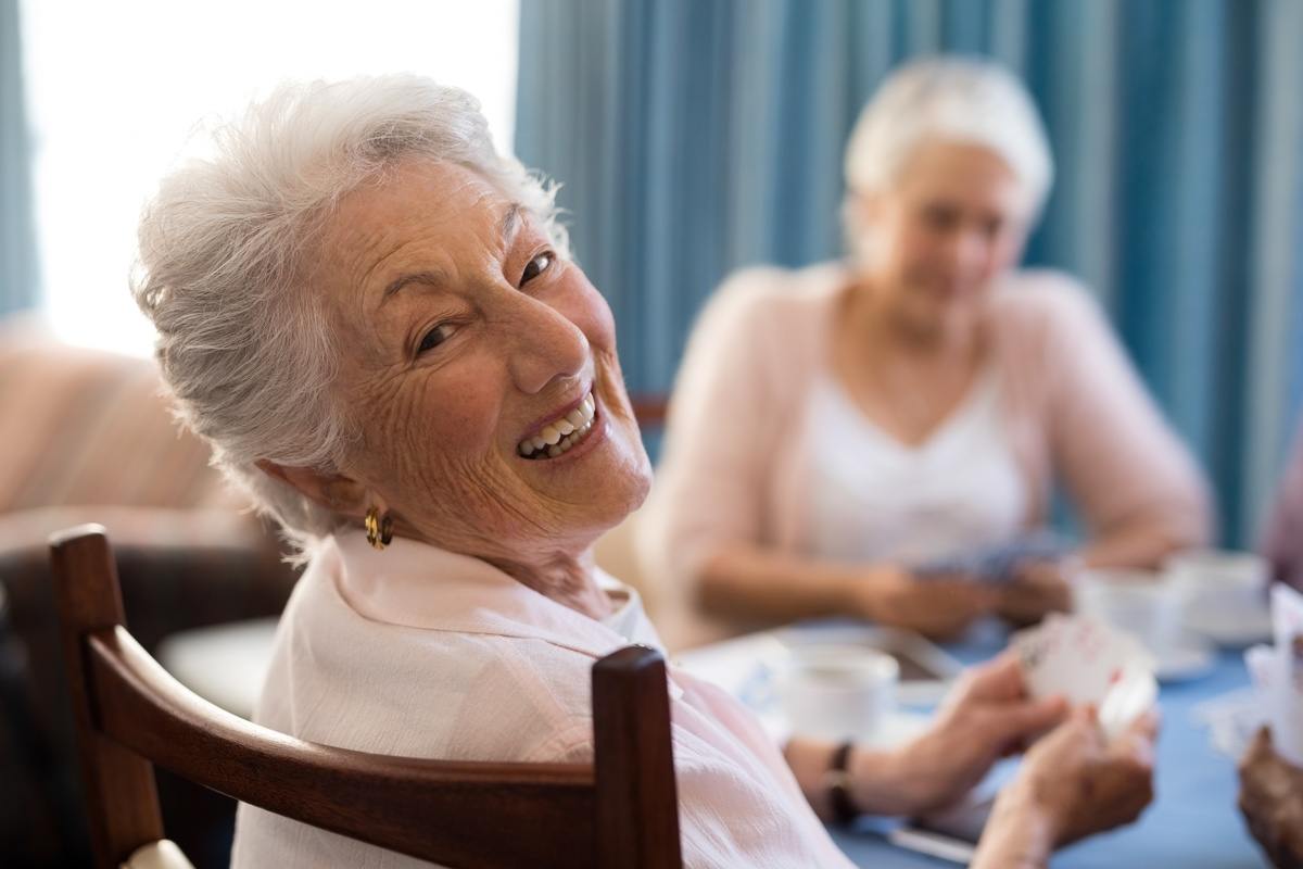 Magnolia Place of Roswell | Seniors playing cards